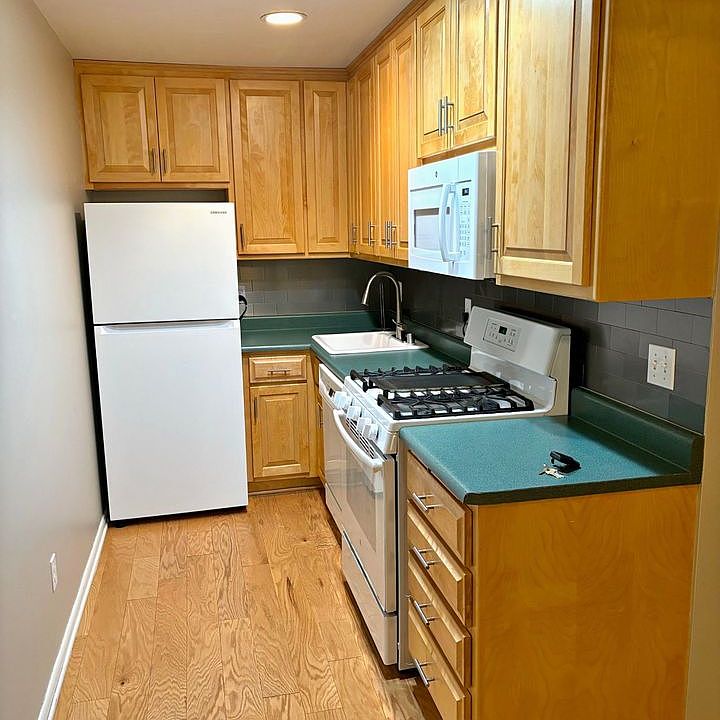 1st image of 2025 E Greenwich Ave Unit 316