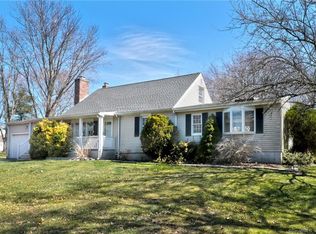 11 Circle Dr, Branford, CT 06405