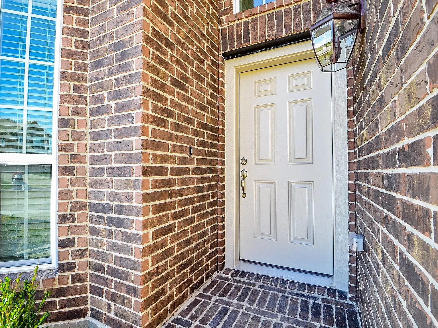 4 bed, 2.5 bath, 2541 sqft, $2,675 — Photo 2