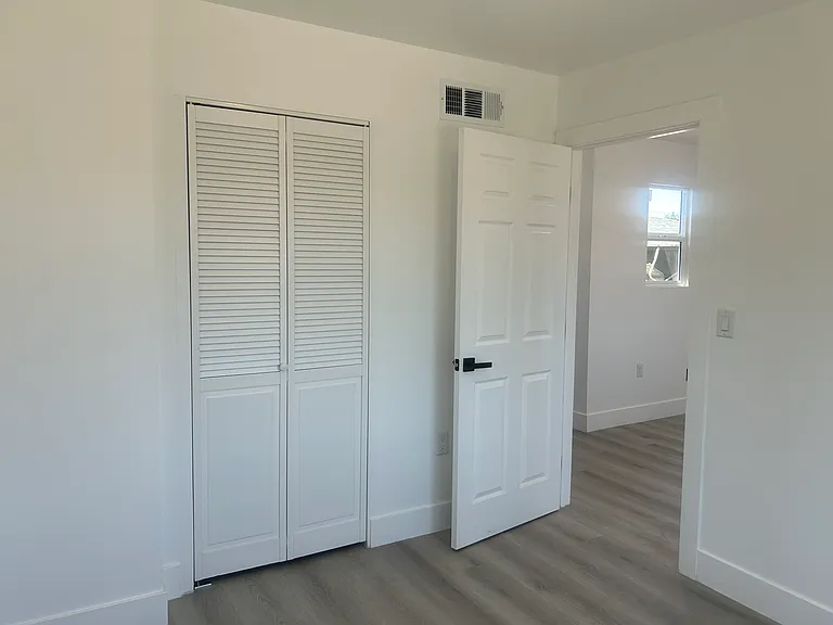 1419 E 61st St #2 — Photo 8