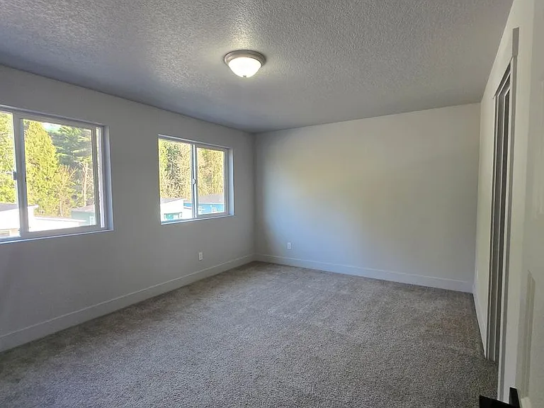 213 Oak St — Photo 18
