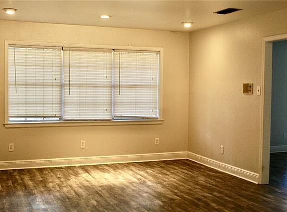 3rd image of 9408 Roslyn Dr