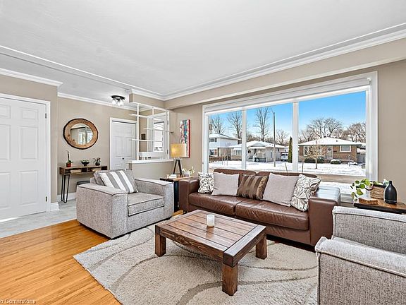 3rd image of 653 Thornwood Ave