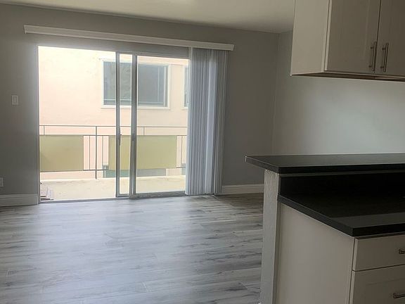 5th image of 560 Charter St APT 8