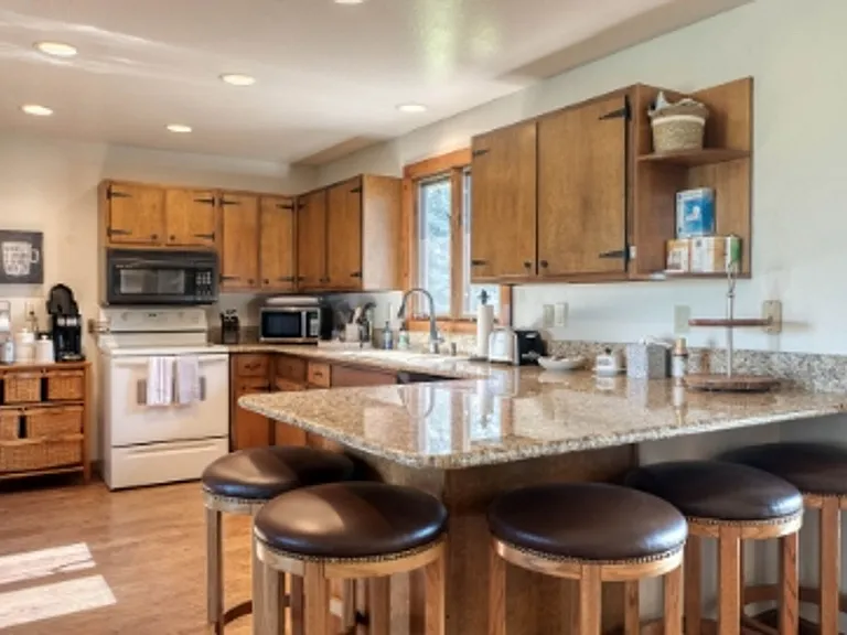 687 Roundup Ln — Photo 4