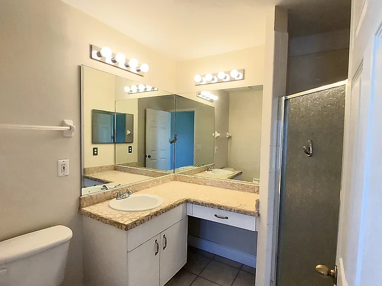 18 NW 29th Pl — Photo 11