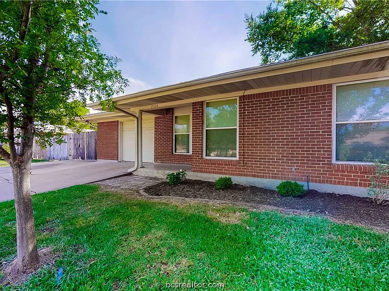 2104 Elmwood Dr — Photo 3