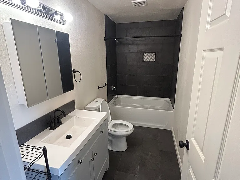 2241 Walnut Ave — Photo 3