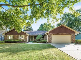 2440 Chatham Rd, Aurora, IL 60506