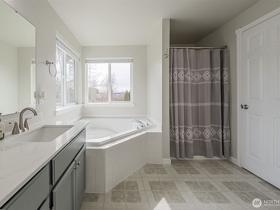 5th image of 1316 193rd Street E