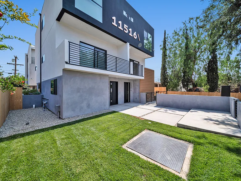 11516 Victory Blvd — Photo 2