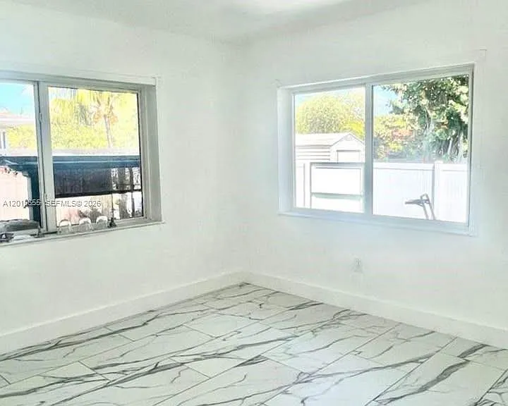 15925 NE 18th Ave — Photo 9