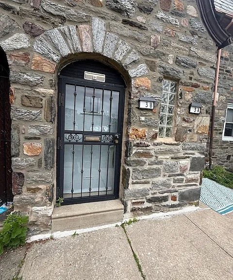 Private entrance, Front door