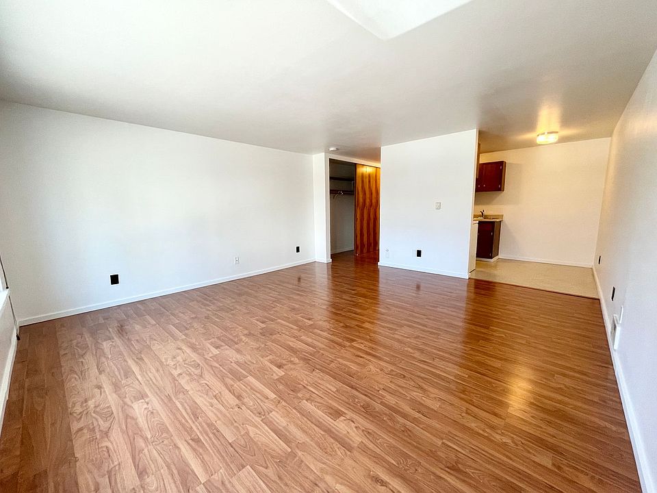 1st image of 4214 11th Ave NE #103