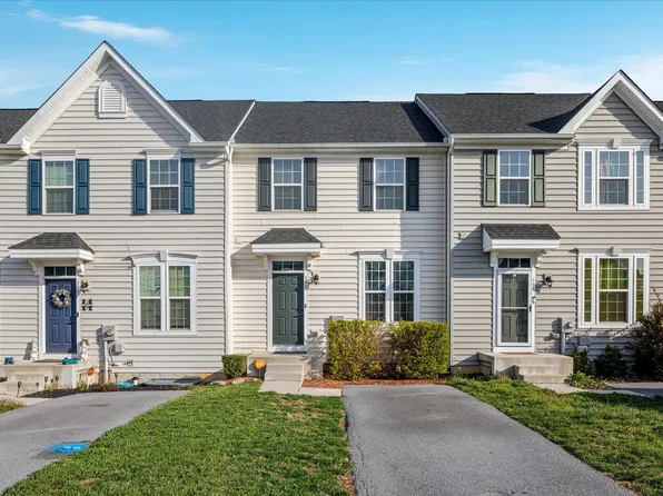 195 Ontario Dr, Falling Waters, WV 25419