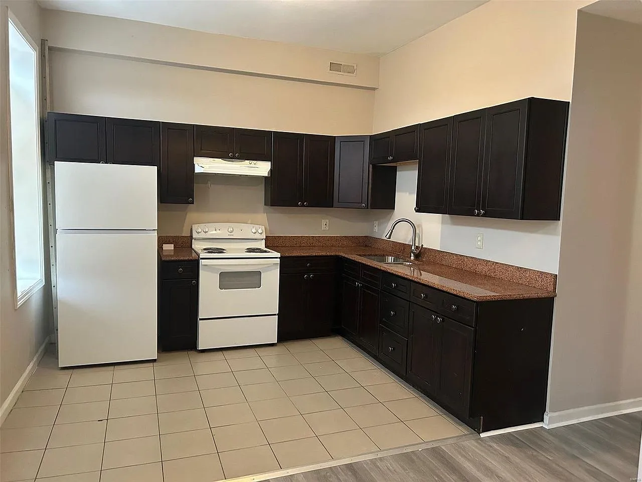 1 bed, 1.0 bath, 1000 sqft, $950 — Photo 2