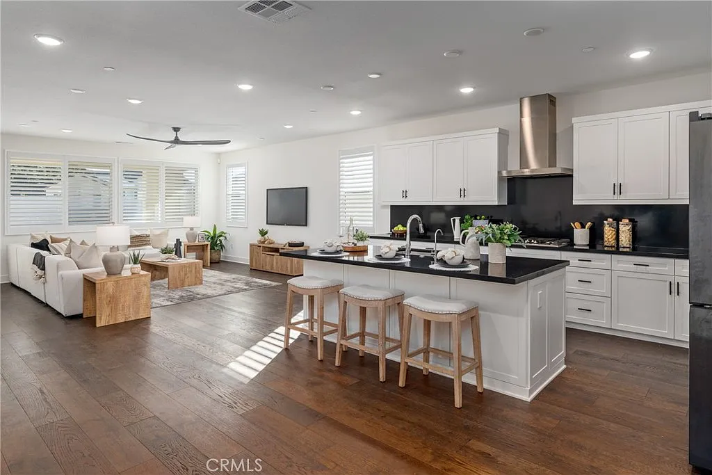 4 bed, 2.5 bath, 2418 sqft, $5,700 — Photo 4