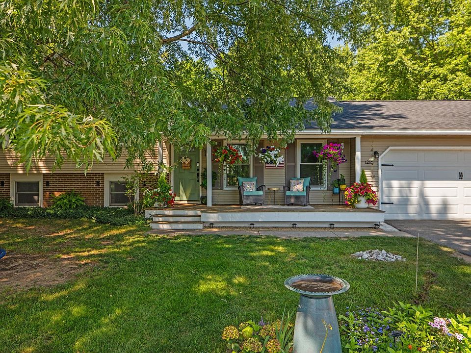 1st image of 1216 Valley Dr