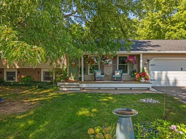 1216 Valley Dr, Traverse City, MI 49685