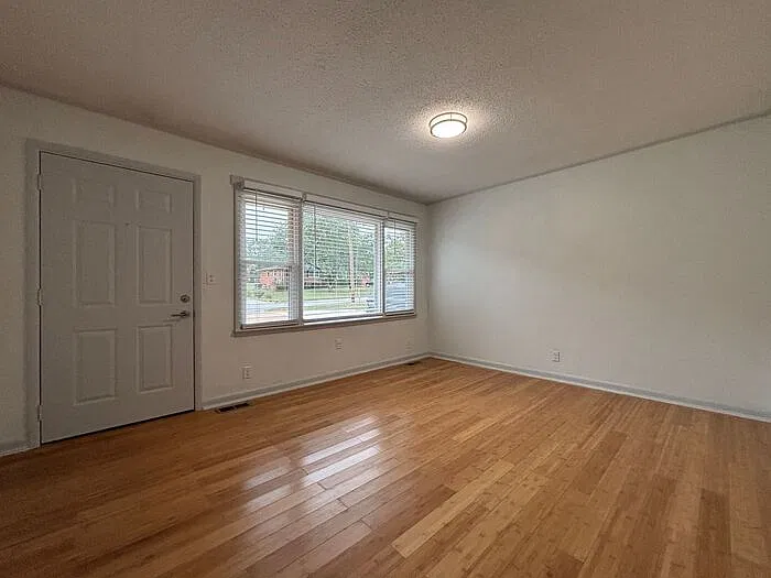 3 bed, 2.0 bath, 1457 sqft, $1,550 — Photo 3