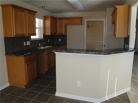GORGEOUS KITCHEN WITH BEAUTIFUL WOOD CABINETRY