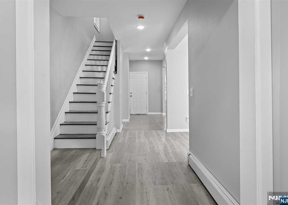 1st image of 20 Essex St