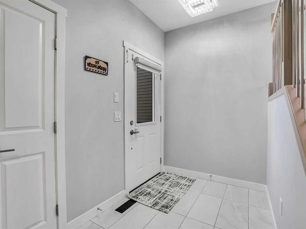 298 S Corner Meadows Way NE, Calgary, AB T3N 1Y4