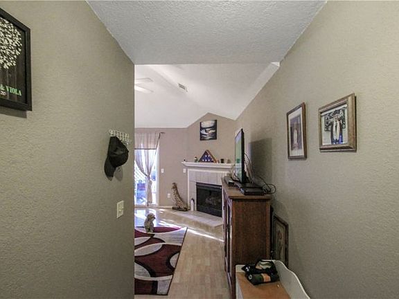 4th image of 810 SE East Ct