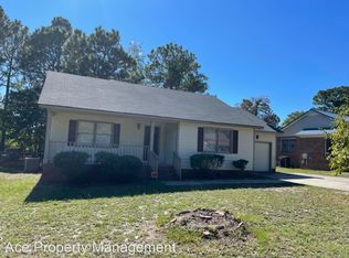 411 Wakefield Dr, Hope Mills, NC 28348