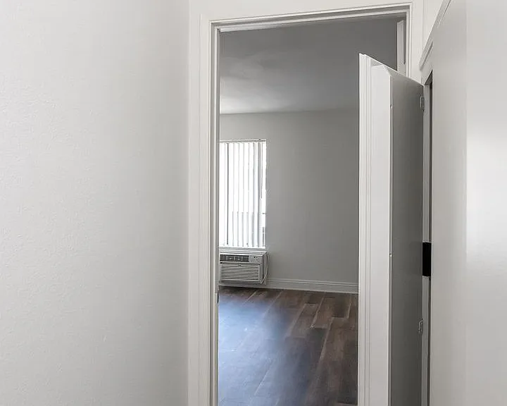 5851 Hazeltine Ave. — Photo 27