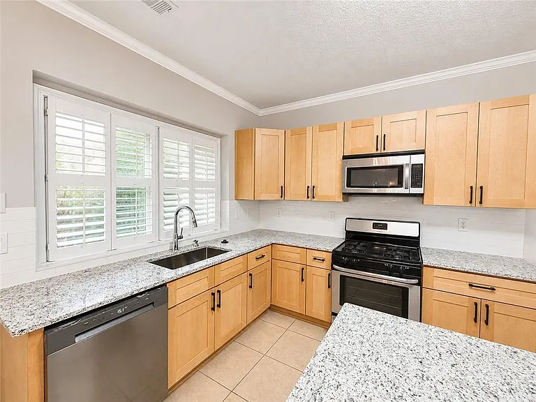 6310 Barwick Ln — Photo 7