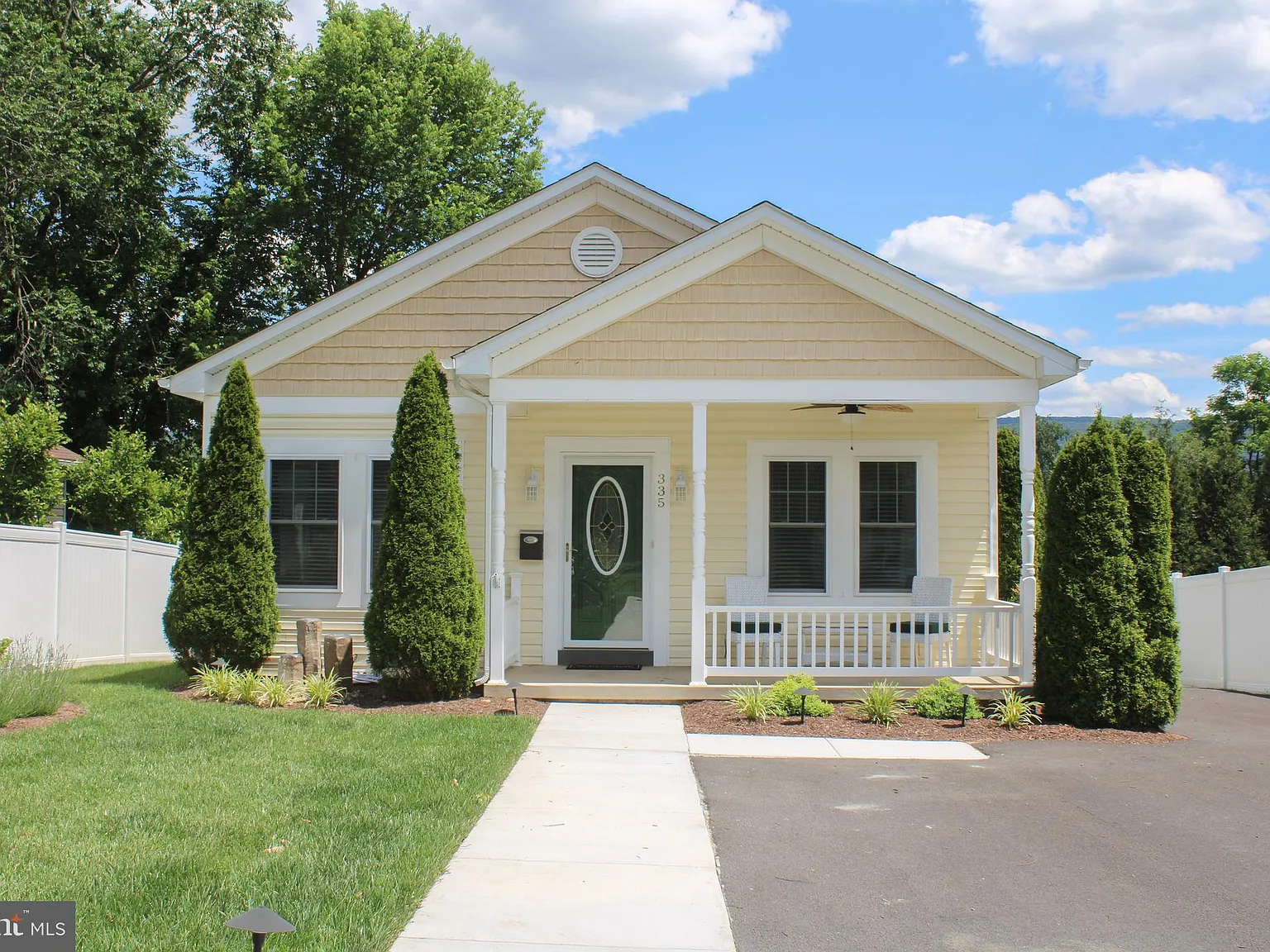 3 bed, 1064 sqft, $1,950 — Photo 1