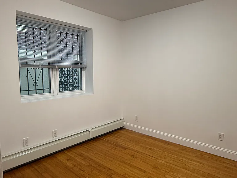 2234 Hering Ave #3 — Photo 6
