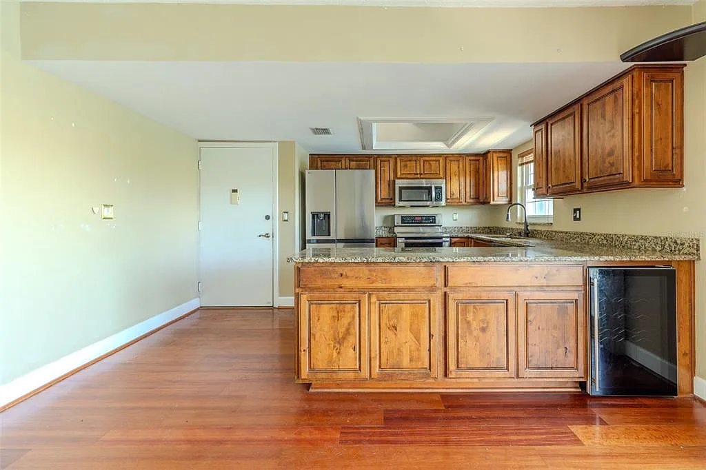 Building Photo - 8804 Bay Pointe Dr #204