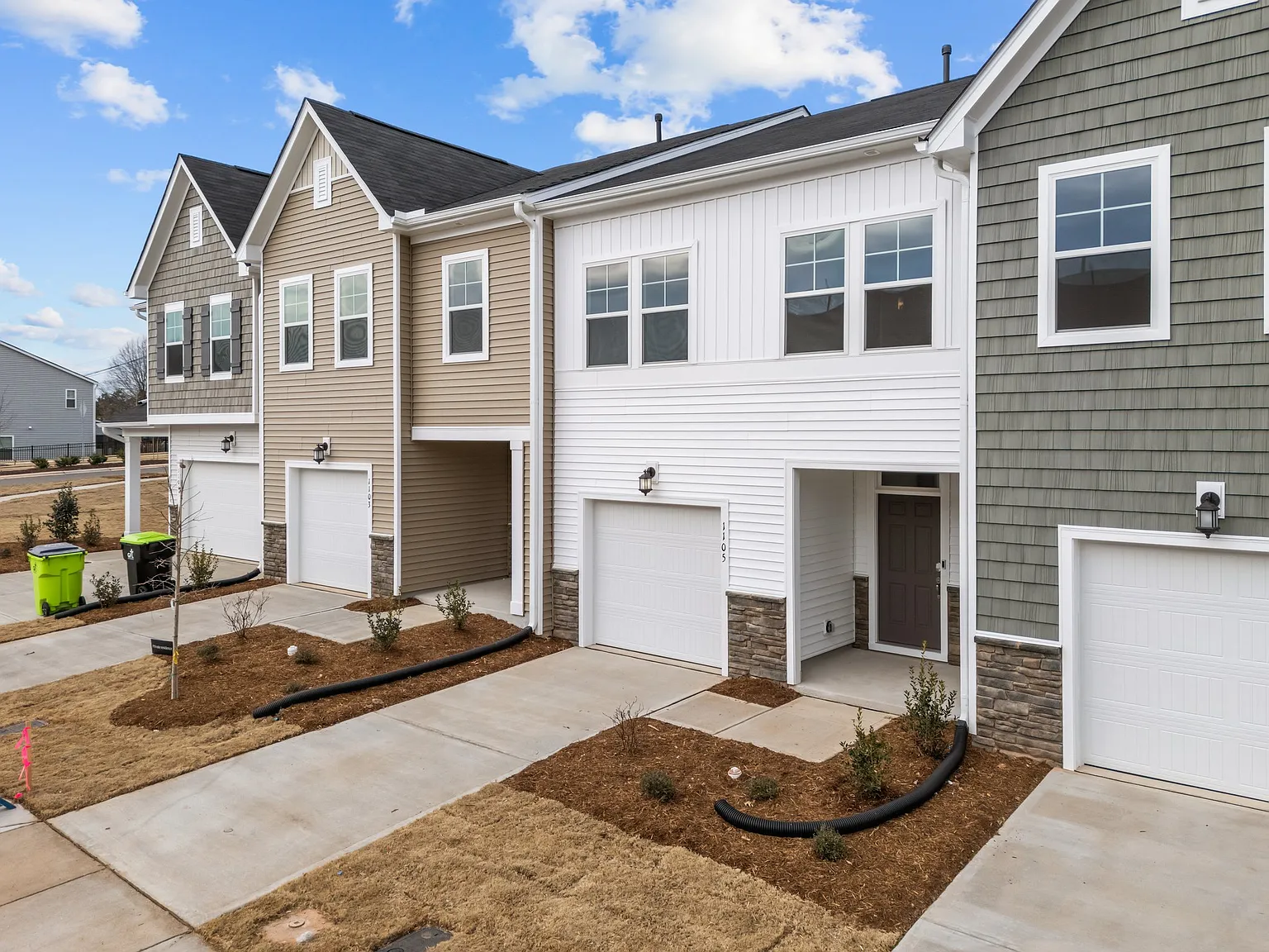 3 bed, 2.5 bath, 1800 sqft, $2,200 — Photo 2