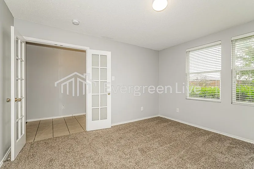 4 bed, 2.0 bath, 2093 sqft, $2,195 — Photo 4