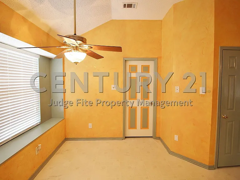 2305 Valley Creek Dr — Photo 6