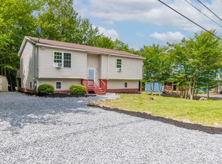 791 Country Place Dr, Tobyhanna, PA 18466