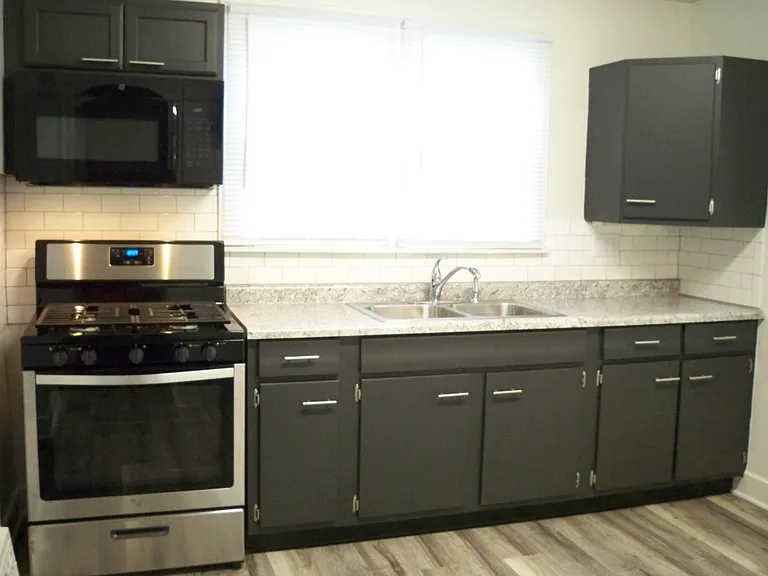 1505 W Iles Ave — Photo 9