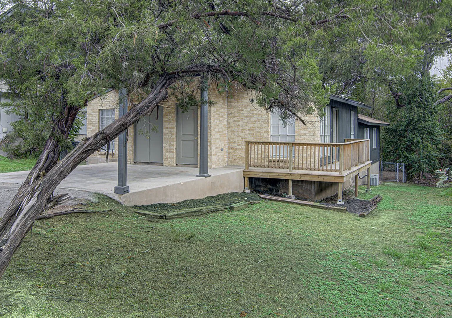 404 W Dittmar Rd — Photo 2