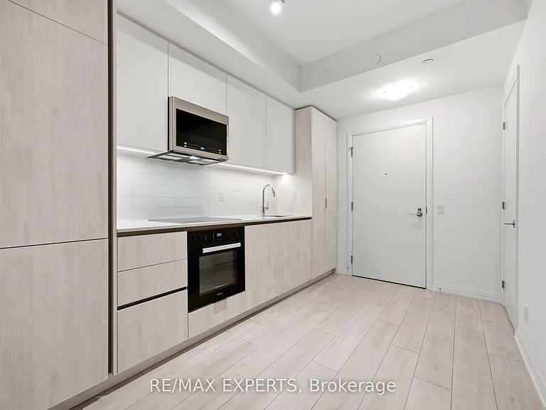 400 King St W #1028 — Photo 5