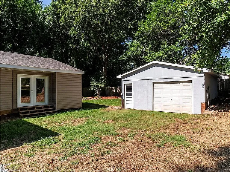 1313 Greenbriar St — Photo 4