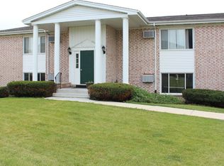 623 Dean Dr APT 8, South Elgin, IL 60177