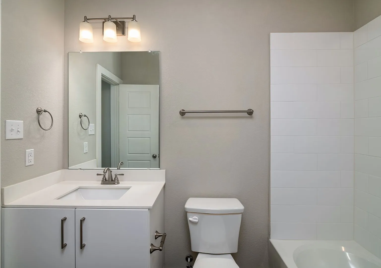 Gorgeous 2 Bedroom Four Plex Located In Midlothian Isd! — Photo 2