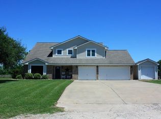 27 Shoreline Dr, Angleton, TX 77515