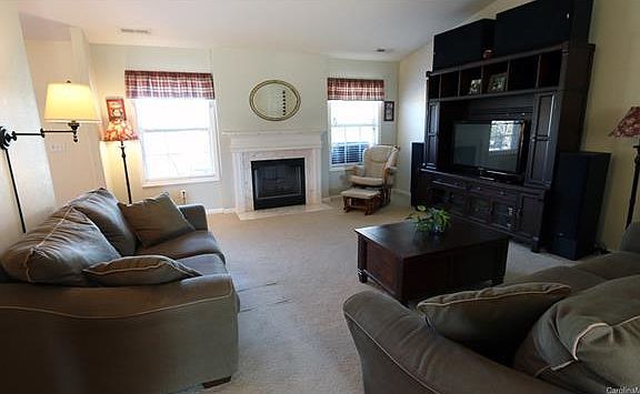 5th image of 115 Elgin Ln