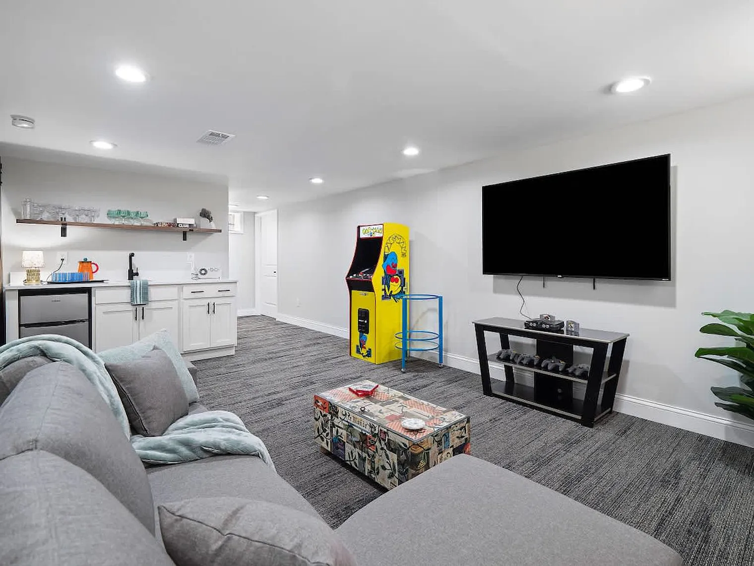 3 bed, 3.0 bath, 1076 sqft, $3,480 — Photo 2