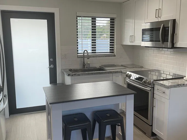 510 SE 3rd Ave #A — Photo 3
