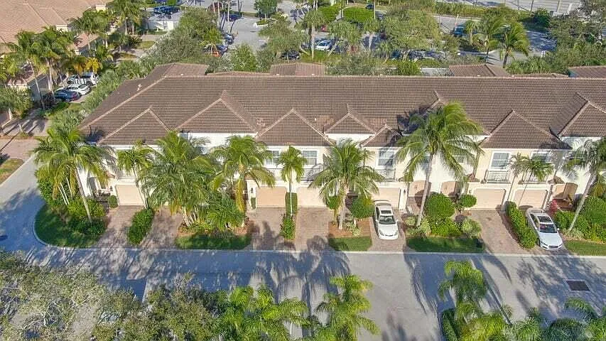 3 bed, 2.5 bath, 1947 sqft, $6,000 — Photo 2