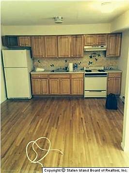 3rd image of 305 Eltingville Blvd